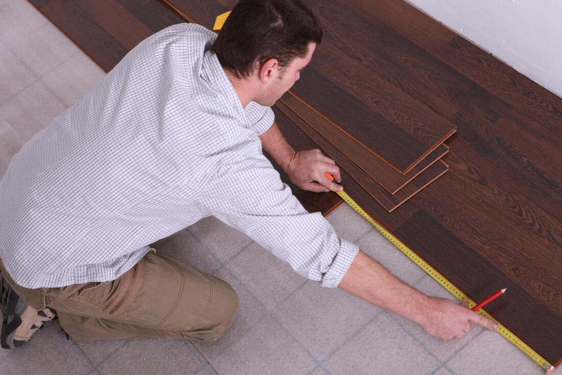 professional hardwood expert working on hardwood installation 