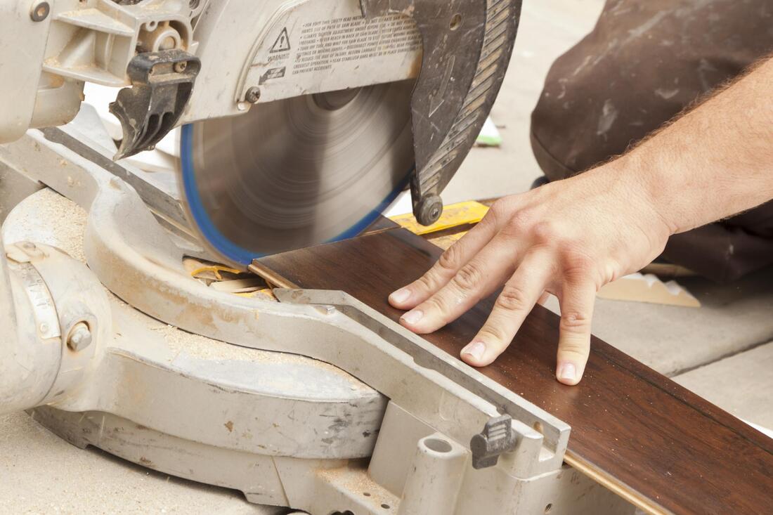 professional hardwood expert working on laminate cutting 